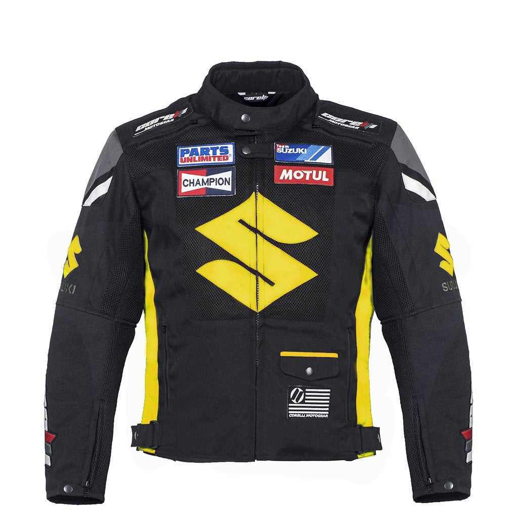 GEACĂ MOTO TEXTILĂ GALBENĂ SUZUKI, shell exterior de poliester 500D cu panouri plasă pentru răcire cu aer, patru prize de aer cu fermoar, trei buzunare exterioare și două interioar, protecții detașabile certificate CE la umeri, coate și spatee