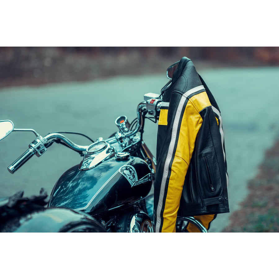 Piele naturală de bovină de calitate superioară, croială confortabilă, relaxată, GEACĂ MOTO DE PIELE LEGACY, DE CURSE, protecții detașabile certificate CE la spate, coate și umeri, dublură interioară cu mâneci lungi, detașabilă, matlasată, rezistentă la apă
