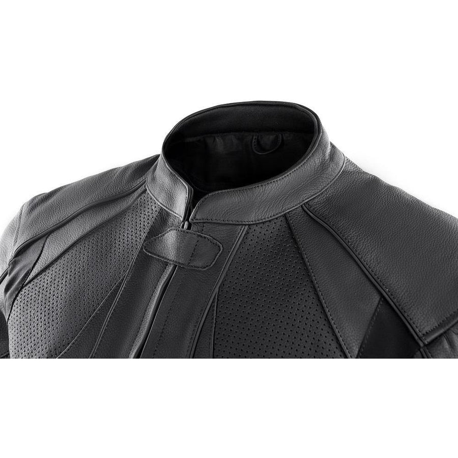GEACĂ MOTO NEAGRĂ DE PIELE TRANSPORTER, piele naturala de vacă de calitate superioară, de 1,3 mm, cu câteva panouri perforate, două buzunare, piept și spate vătuite, dublură interioară detașabilă tip vestă, matlasată, rezistentă la apă, cu 2 buzunare interioare, protecții detașabile certificate CE la spate, coate și umeri 