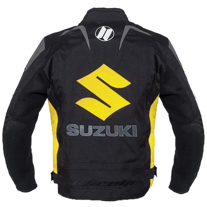 GEACĂ MOTO TEXTILĂ GALBENĂ SUZUKI, shell exterior de poliester 500D cu panouri plasă pentru răcire cu aer, patru prize de aer cu fermoar, trei buzunare exterioare și două interioar, protecții detașabile certificate CE la umeri, coate și spatee