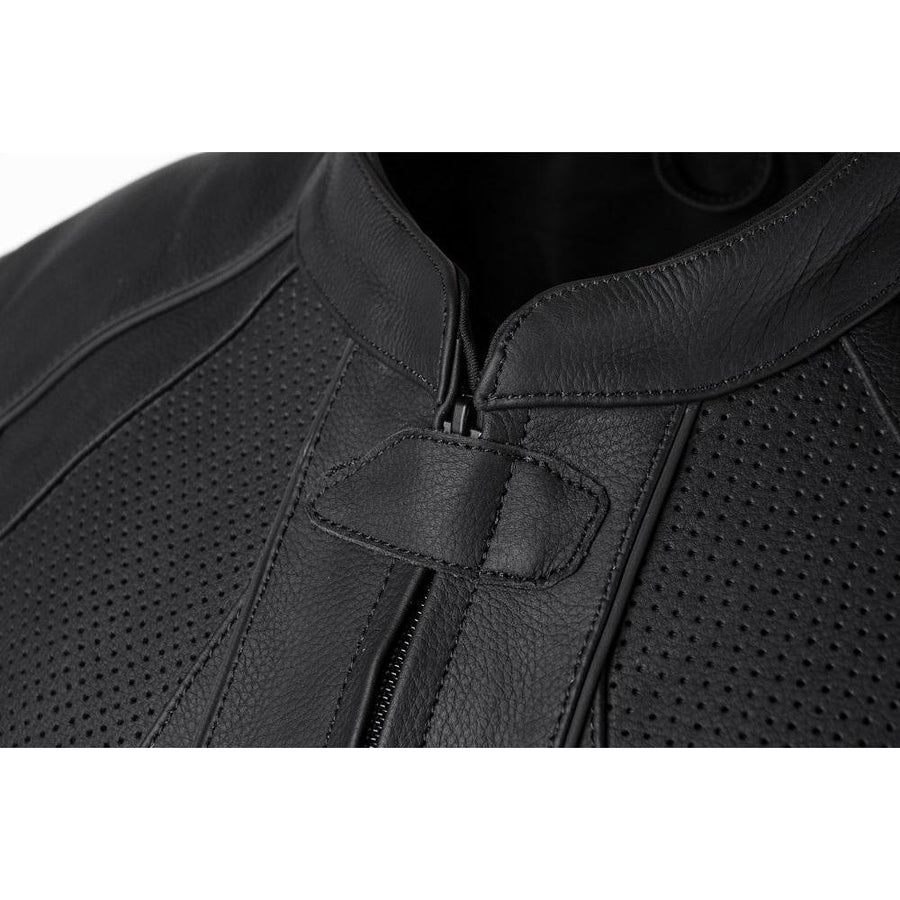 GEACĂ MOTO NEAGRĂ DE PIELE TRANSPORTER, piele naturala de vacă de calitate superioară, de 1,3 mm, cu câteva panouri perforate, două buzunare, piept și spate vătuite, dublură interioară detașabilă tip vestă, matlasată, rezistentă la apă, cu 2 buzunare interioare, protecții detașabile certificate CE la spate, coate și umeri 