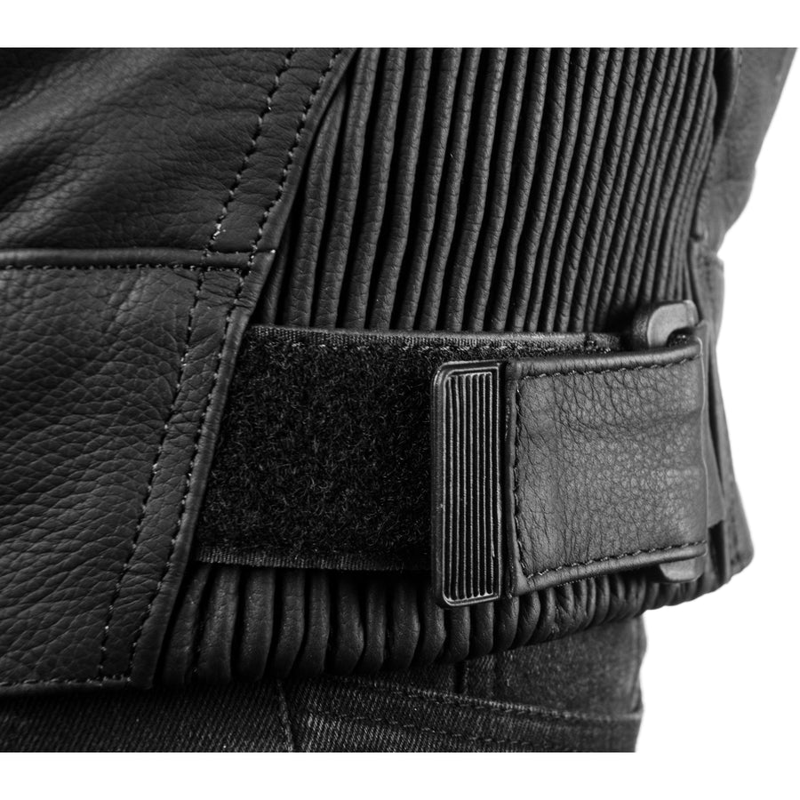 GEACĂ MOTO NEAGRĂ DE PIELE TRANSPORTER, piele naturala de vacă de calitate superioară, de 1,3 mm, cu câteva panouri perforate, două buzunare, piept și spate vătuite, dublură interioară detașabilă tip vestă, matlasată, rezistentă la apă, cu 2 buzunare interioare, protecții detașabile certificate CE la spate, coate și umeri 