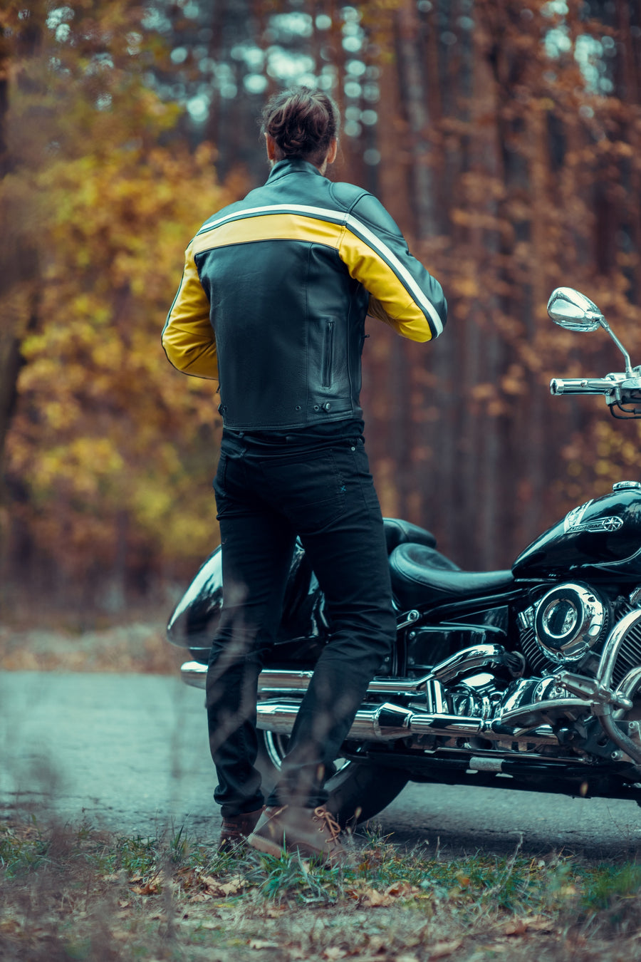 Piele naturală de bovină de calitate superioară, croială confortabilă, relaxată, GEACĂ MOTO DE PIELE LEGACY, DE CURSE, protecții detașabile certificate CE la spate, coate și umeri, dublură interioară cu mâneci lungi, detașabilă, matlasată, rezistentă la apă